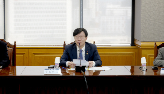 김소영 금융위원회 부위원장이 지난 13일 오후 서울 중구 은행회관에서 금융권, 신용평가사, 학계 전문가들과 2025년 주요 산업 전망과 거시경제 여건 등을 점검하며 최근 금융시장 상황 등에 대해 의견을 교환했다. [금융위원회 제공]